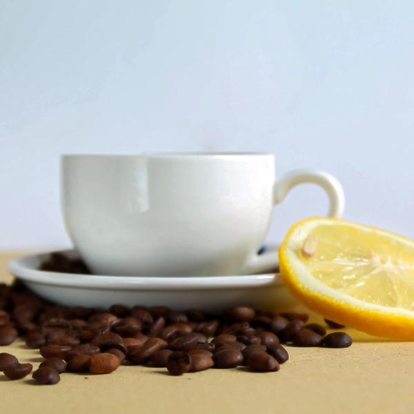 Limone dentro il caffè: è questo il vero rimedio contro il mal di testa? Effetti, uso e controindicazioni