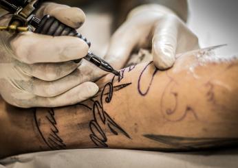 Tatuaggi e piercing, quali infezioni possono provocare? Ecco a cosa fare attenzione per evitare rischi