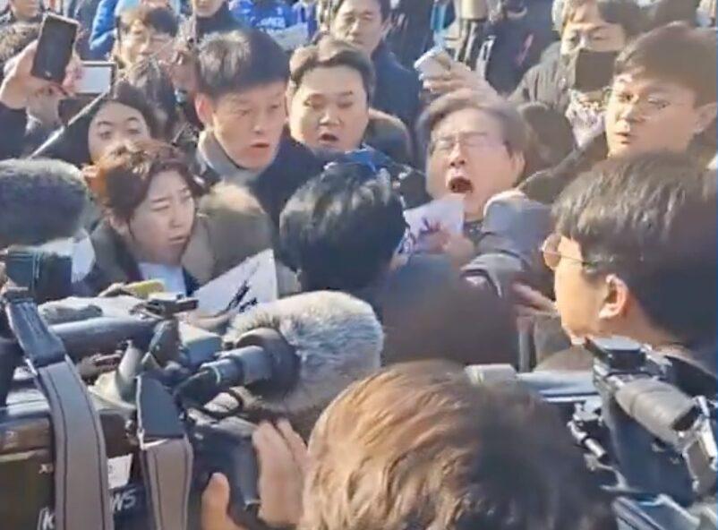 Corea del Sud, capo dell’opposizione Lee Jae-myung vittima di accoltellamento | VIDEO