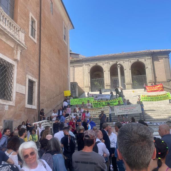 Roma, manifestazione in Campidoglio degli “invisibili” da Casal Selce a Pietralata, la protesta dei cittadini contro Gualtieri | VIDEO e FOTO