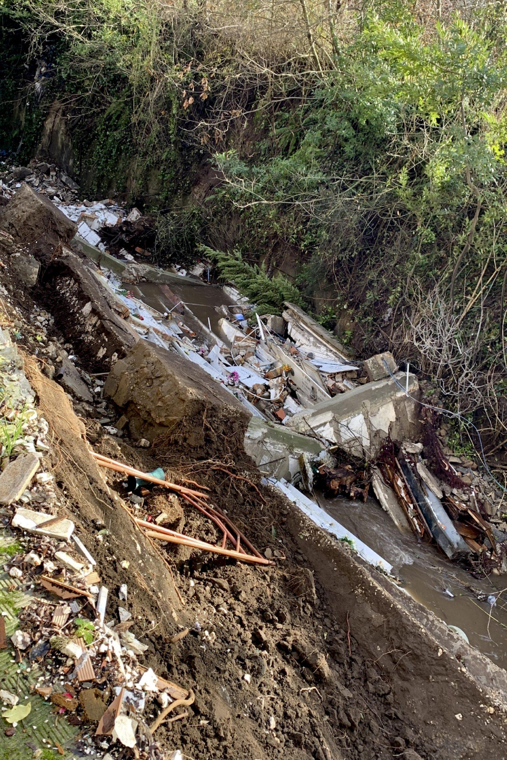 Benevento, crolla ala di cimitero: oltre 300 bare finiscono in un torrente. Esplode la rabbia dei familiari