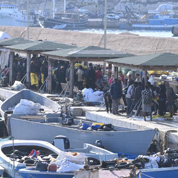 Neonato morto sbarca a Lampedusa. Meloni: “Pressione insostenibile, intervenga l’esercito”