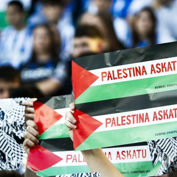 Coppa d’Asia, primo punto per la Palestina contro gli Emirati Arabi Uniti: esposti striscioni contro il genocidio