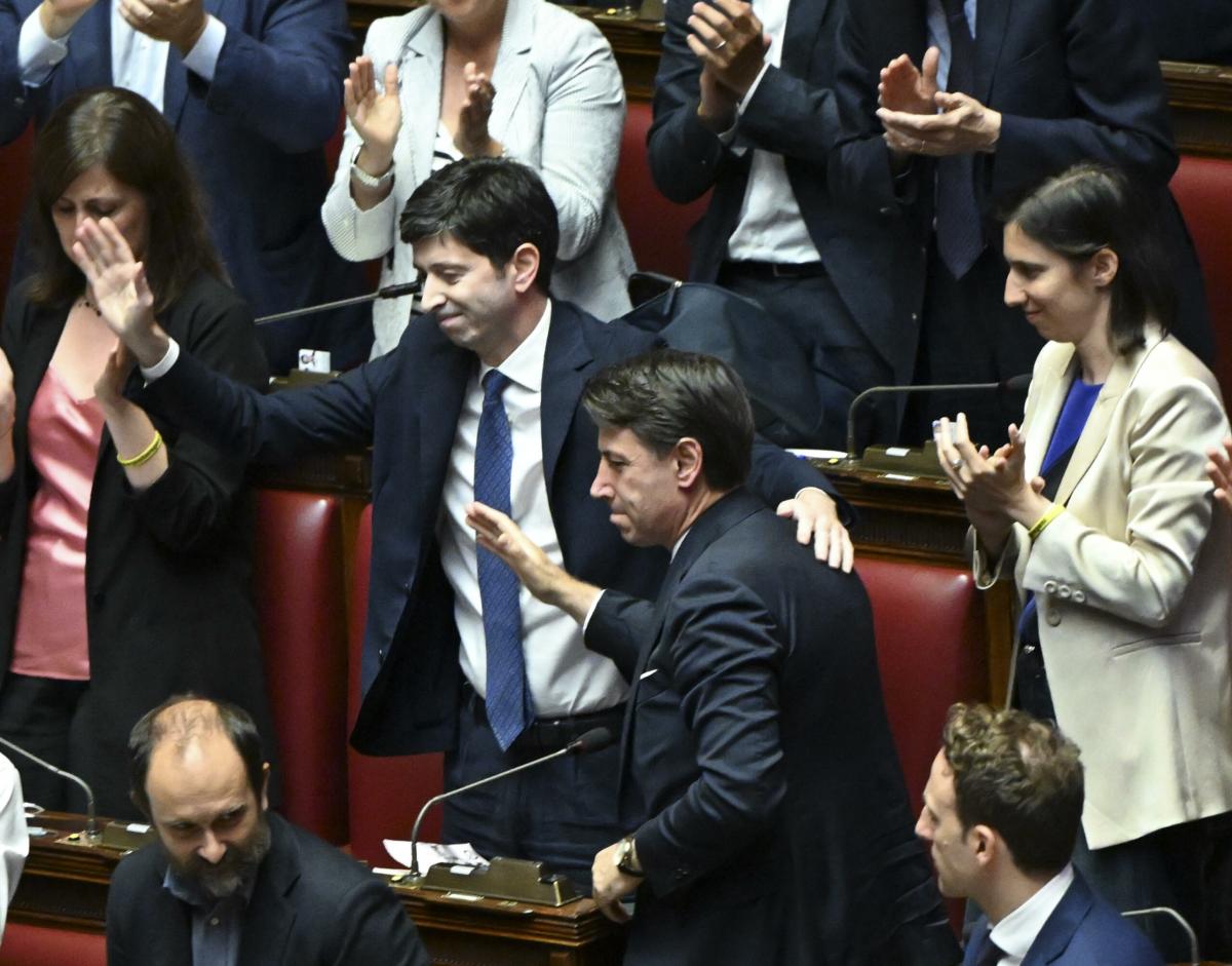 Schlein-Conte, prove di disgelo dopo le tensioni. Abbraccio alla presentazione del libro di Roberto Speranza