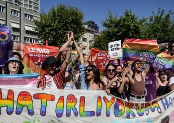 Turchia, Pride vietato in Piazza Taksim ad Istanbul: la manifestazione si sposta nel quartiere Bostanci | VIDEO