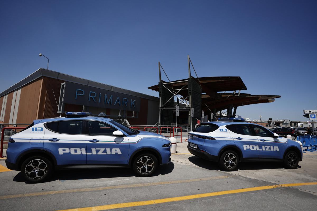 Rapina e sparatoria al centro commerciale Roma Est, un dipendente: “Sparati tre colpi di pistola. Ci siamo chiusi nei magazzini e nei bagni per la paura. Malviventi a volto scoperto”