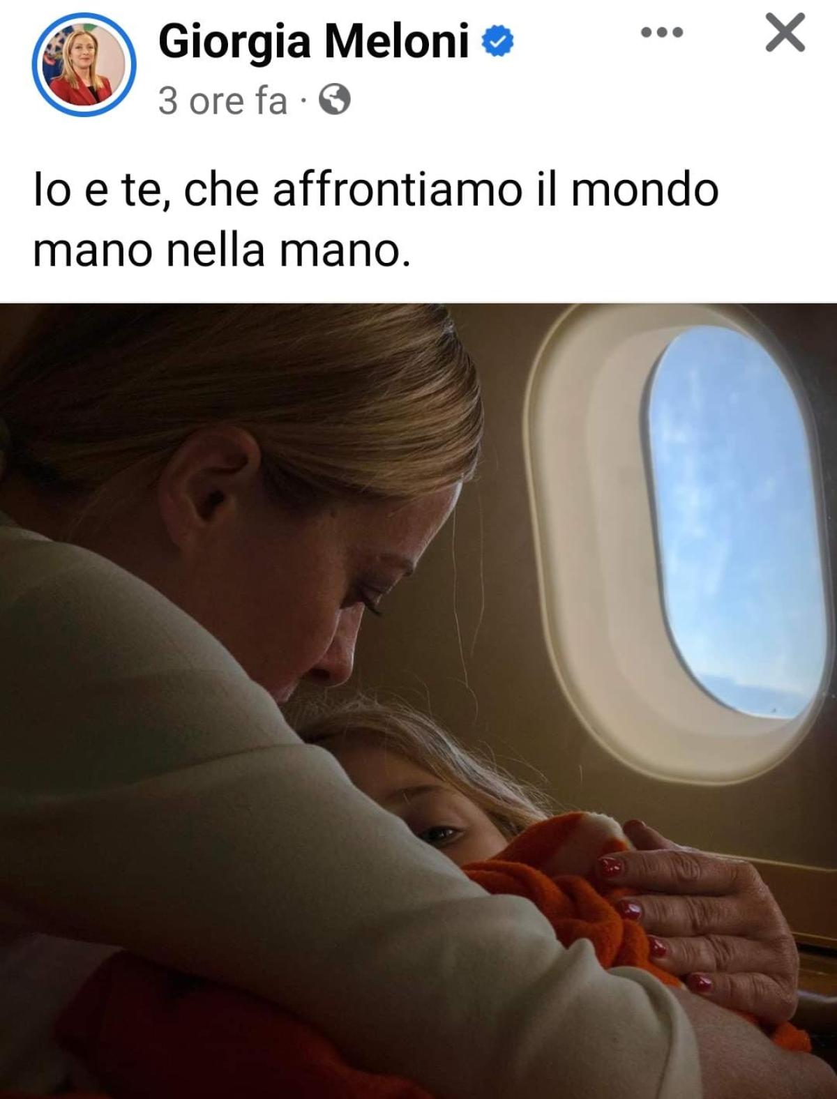 La Meloni in volo dagli States posta una foto con la figlia: “Io e …