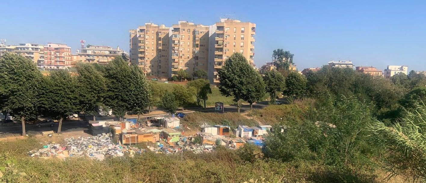 Roma, l’accampamento rom di via Bembo è fuori controllo. Gli abitanti di Primavalle: “La baraccopoli è una discarica enorme, bruciano di tutto. Preoccupati per la nostra salute”