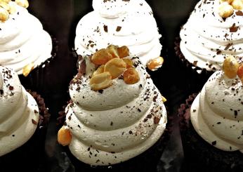 Come fare la crema Chantilly? Versione classica e versione vegan per farcire e decorare i dolci