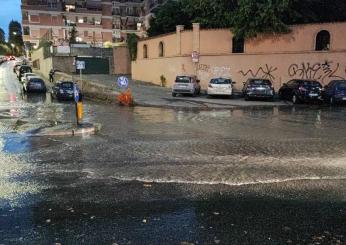 Roma si rompe un tubo, un fiume d’acqua e fango invade Monteverde: …