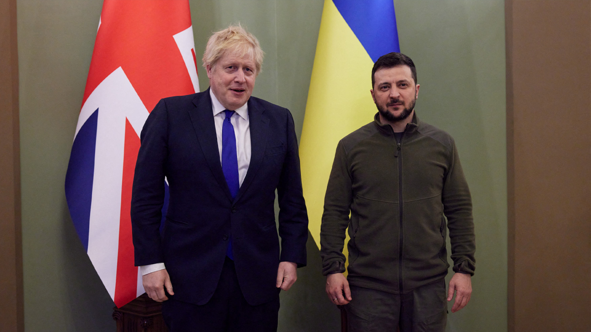 Boris Johnson a Kiev da Zelensky: è il primo leader del G7