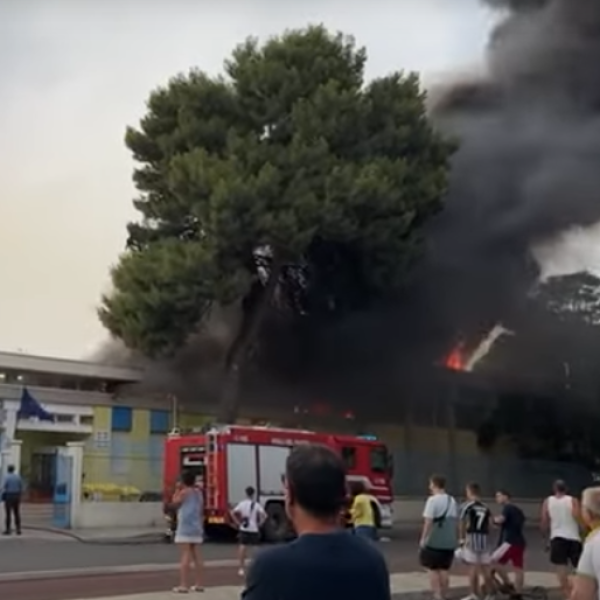 Dramma a Taranto, incendio in una scuola elementare: colonna di fumo visibile a chilometri di distanza e indagini in corso | VIDEO