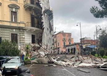 Maltempo a Napoli, crollano un albero e un ponteggio