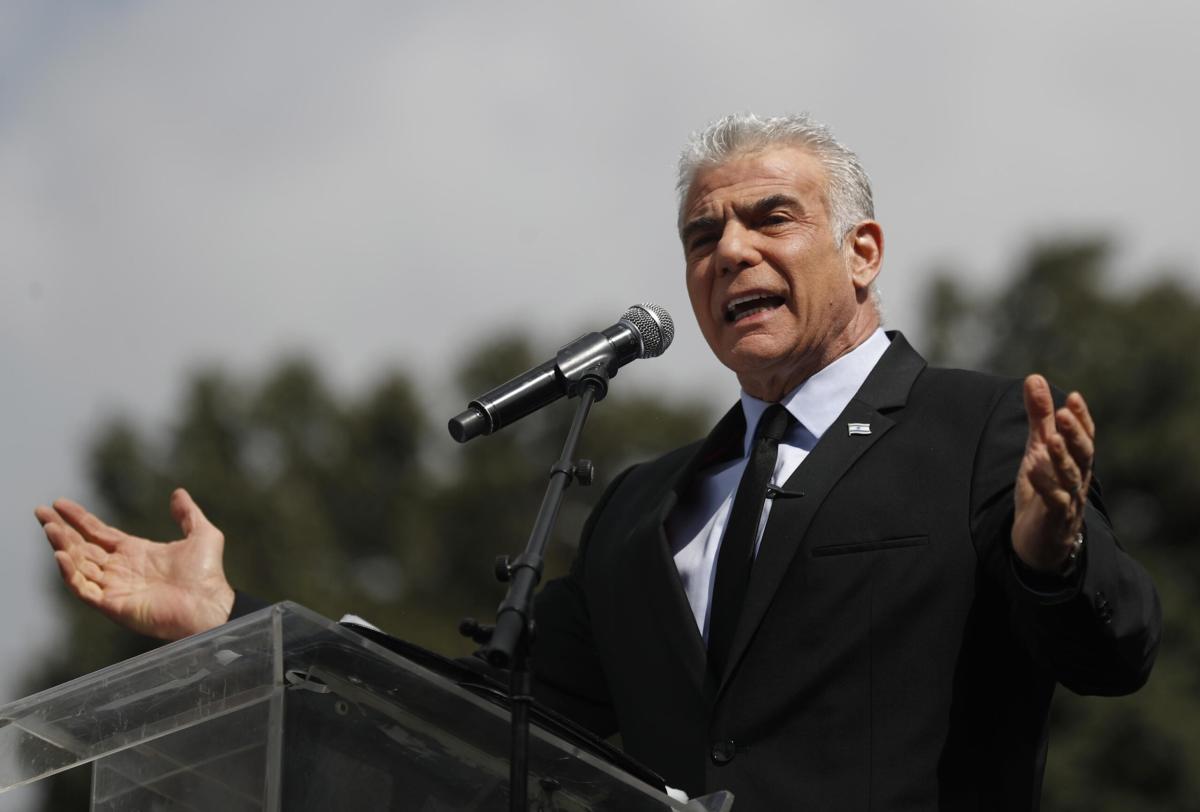 Israele, la furia del leader dell’opposizione Lapid su X contro la sinistra globale: “Quanti ebrei dovranno ancora morire?”