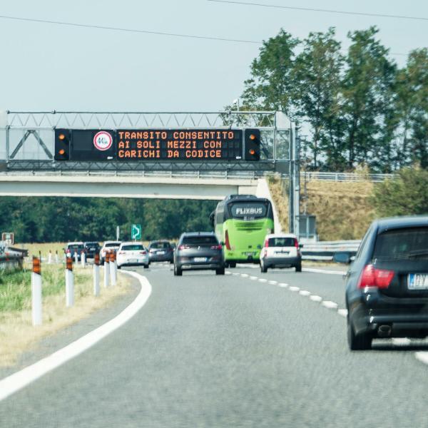 Traffico, crescono gli spostamenti in auto in Italia: ecco lo studio