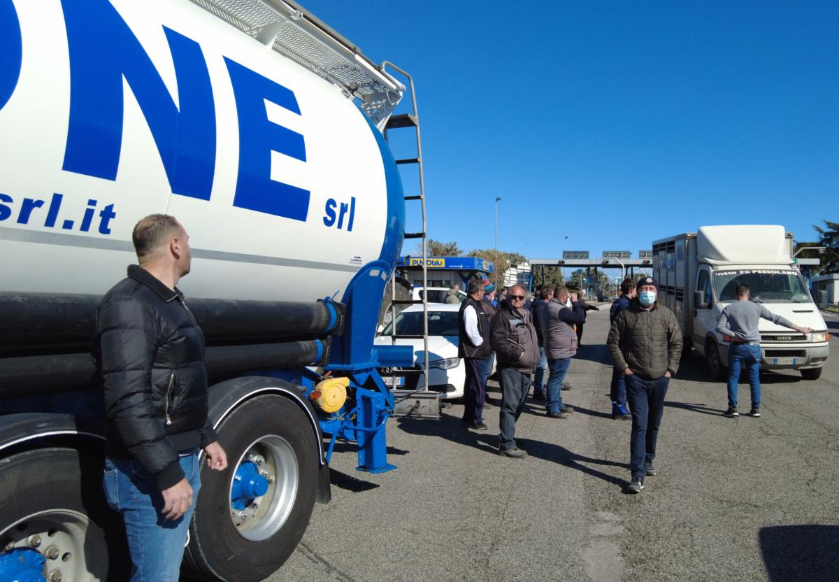 Proteste agricoltori, approvata nella notte l’esenzione dell’Irpef fino a 15mila euro. Continuano ad arrivare i trattori nella Capitale