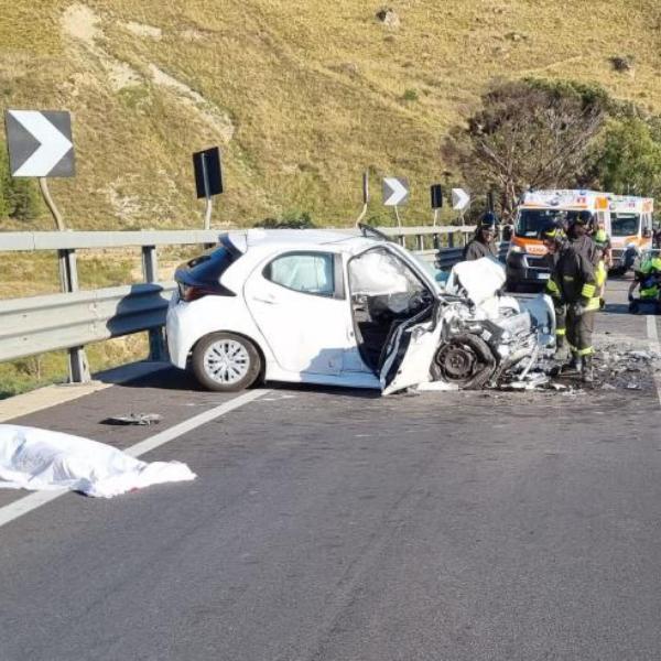 Caltanissetta, incidente sulla SS190 all’altezza di Riesi: scontro tra auto e camion, un morto