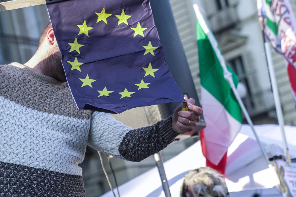 E’ davvero possibile togliere la bandiera dell’Europa nelle sedi delle istituzioni italiane come vuole la Lega? Il portavoce di Bruxelles: “La scelta è degli Stati membri”