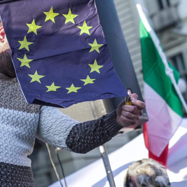 E’ davvero possibile togliere la bandiera dell’Europa nelle sedi delle istituzioni italiane come vuole la Lega? Il portavoce di Bruxelles: “La scelta è degli Stati membri”