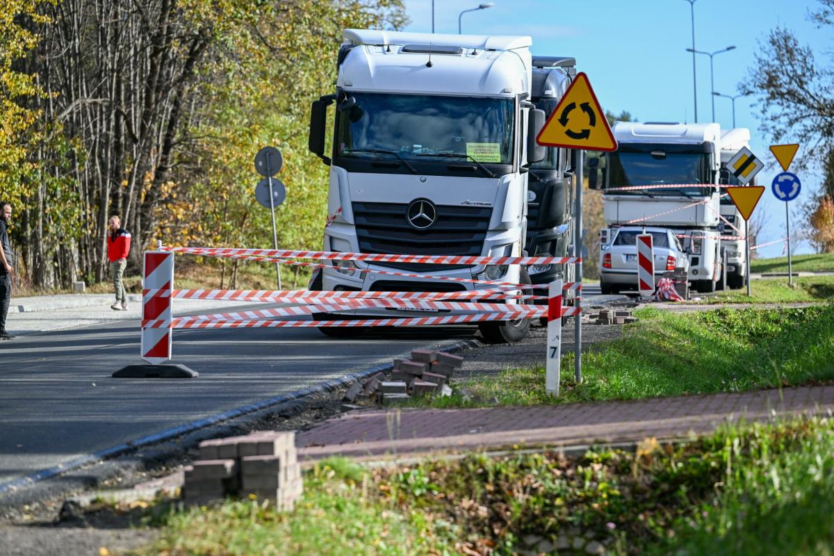 Reggio Emilia, camion perde carico, tre auto travolte: il conducent…