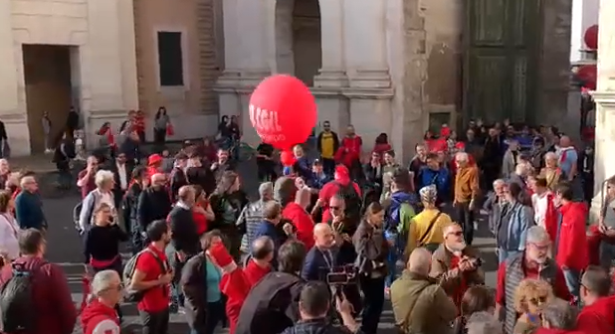 Roma, panico alla manifestazione a Piazza del Popolo, ragazzo esplo…