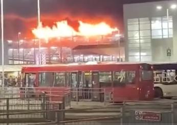 Paura a Londra, maxi incendio in un parcheggio dell’aeroporto di Luton: sospesi tutti i voli | VIDEO