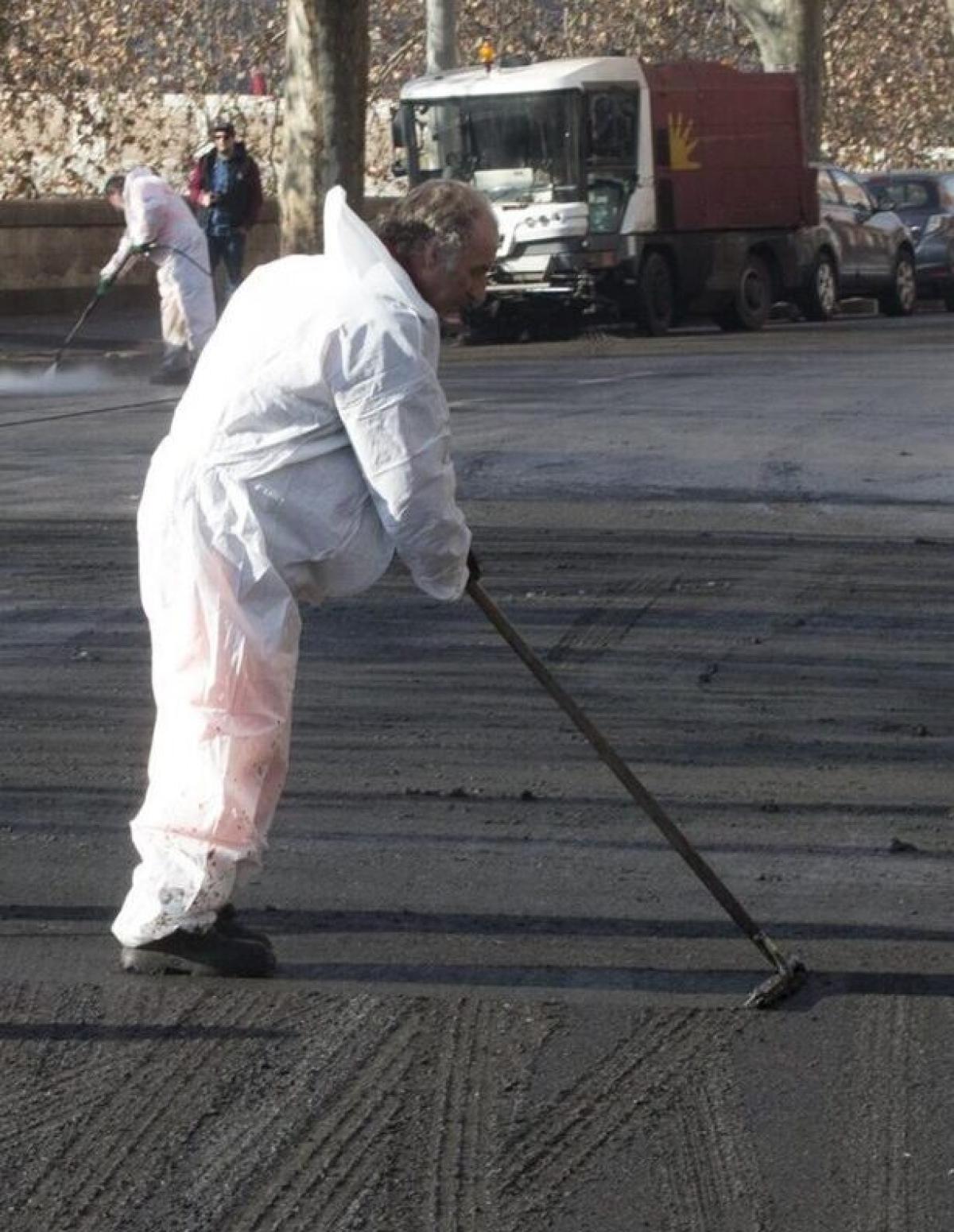 Monza, pensionato chiude una buca sull’asfalto e viene multato di 9…