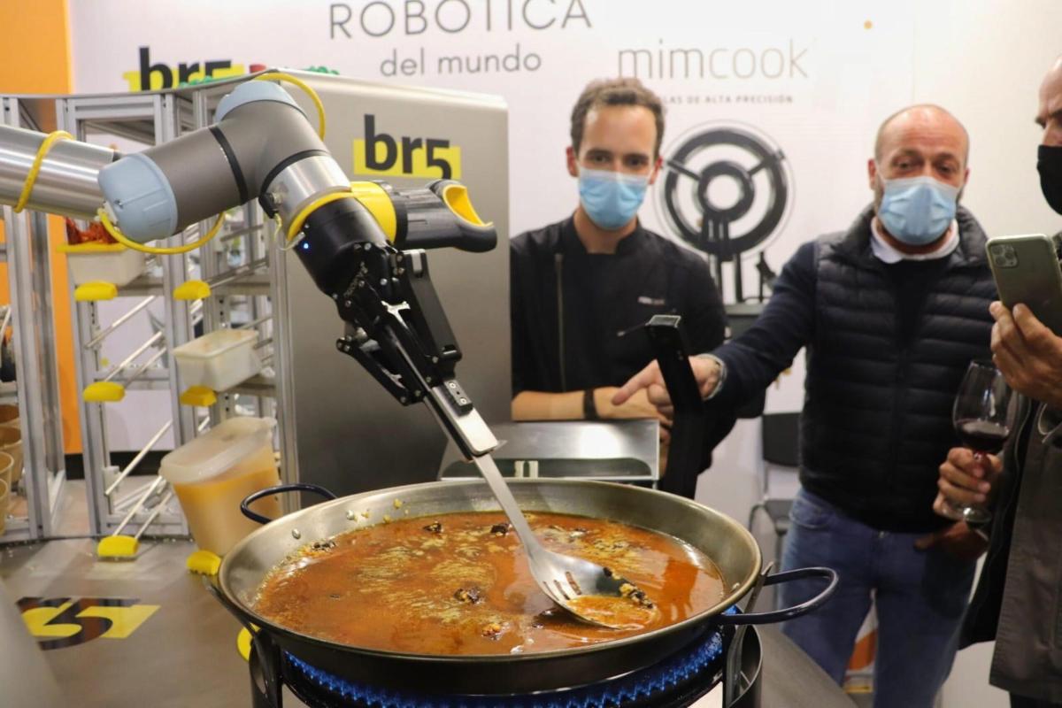 Il robot chef impara a preparare ricette guardando i video: l’innov…