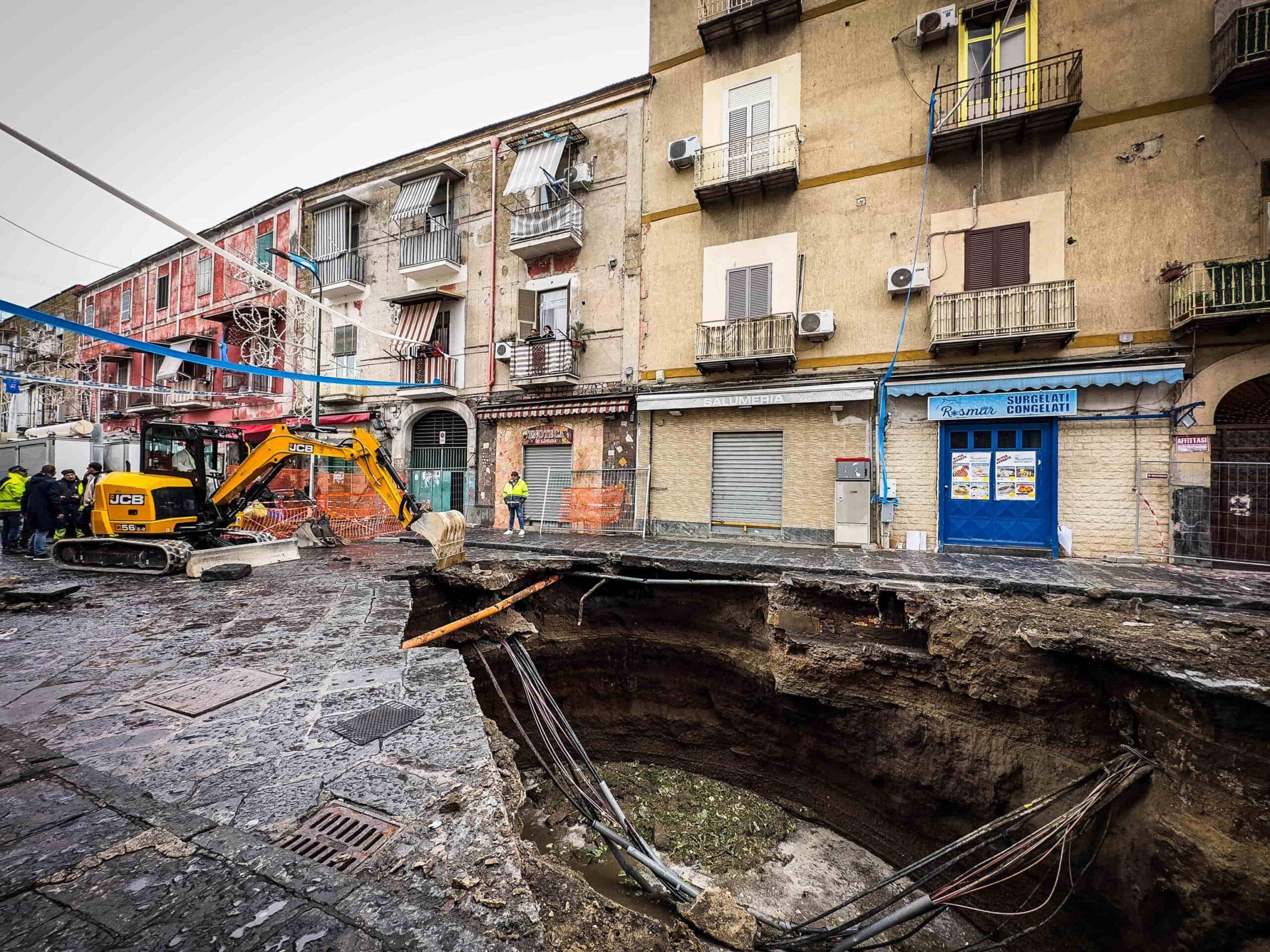 Maltempo a Napoli: nella notte si è aperta una voragine