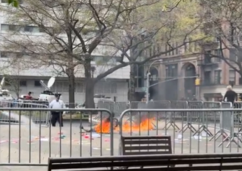 Usa, Trump-Daniels: si cosparge di liquido infiammabile e si dà fuoco davanti al Tribunale di Manhattan. Morto l’uomo avvolto dalle fiamme | VIDEO