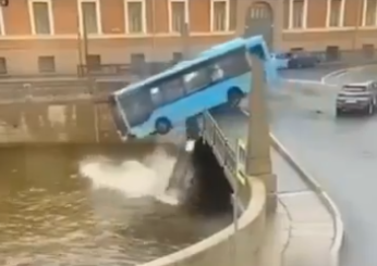 Tragedia a San Pietroburgo, bus fuori controllo investe diverse auto e poi precipita nel fiume Mojka: recuperati 5 cadaveri | VIDEO