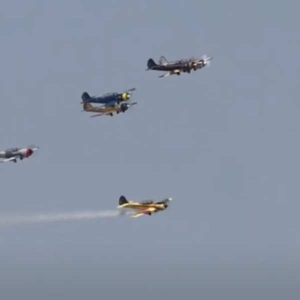 Portogallo, incidente durante l’air show di Beja: collisione tra due aerei, un morto ed un ferito | VIDEO