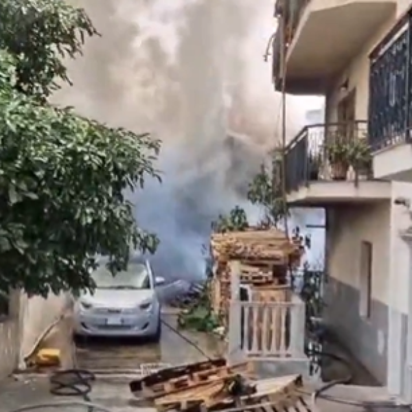 Paura a Reggio Calabria, oggi 30 giugno 2024, per il maxi incendio in un capannone: evacuate oltre 40 famiglie | VIDEO