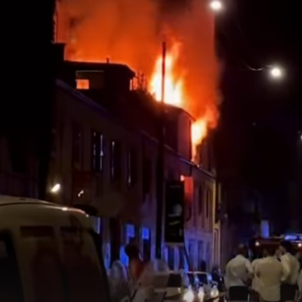 Dramma nella notte a Milano: scoppiato un incendio in una palazzina di Chinatown. Ustionato un padre a gambe e braccia | VIDEO