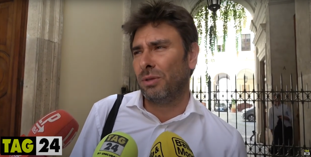 Alessandro Di Battista a tutto campo, da Assange al ritorno nel M5S: “Le fake news dei giornali allontanano la gente dai partiti”| VIDEO