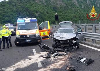 Incidente a Modena oggi, frontale tra due auto e poi l’incendio: due morti e strada chiusa