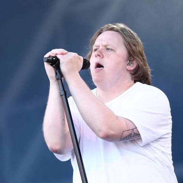 Lewis Capaldi, la malattia si aggrava. Annullati i concerti: “Tornerò appena possibile”