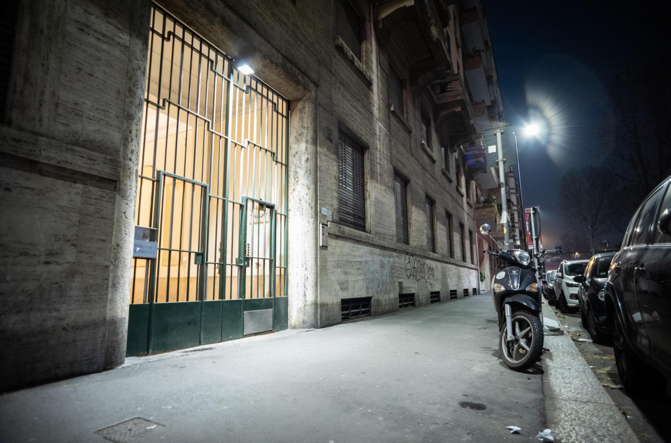 Milano, tassista eroe salva uomo da tentata rapina a Porta Genova. In città è boom di reati su strada  |VIDEO