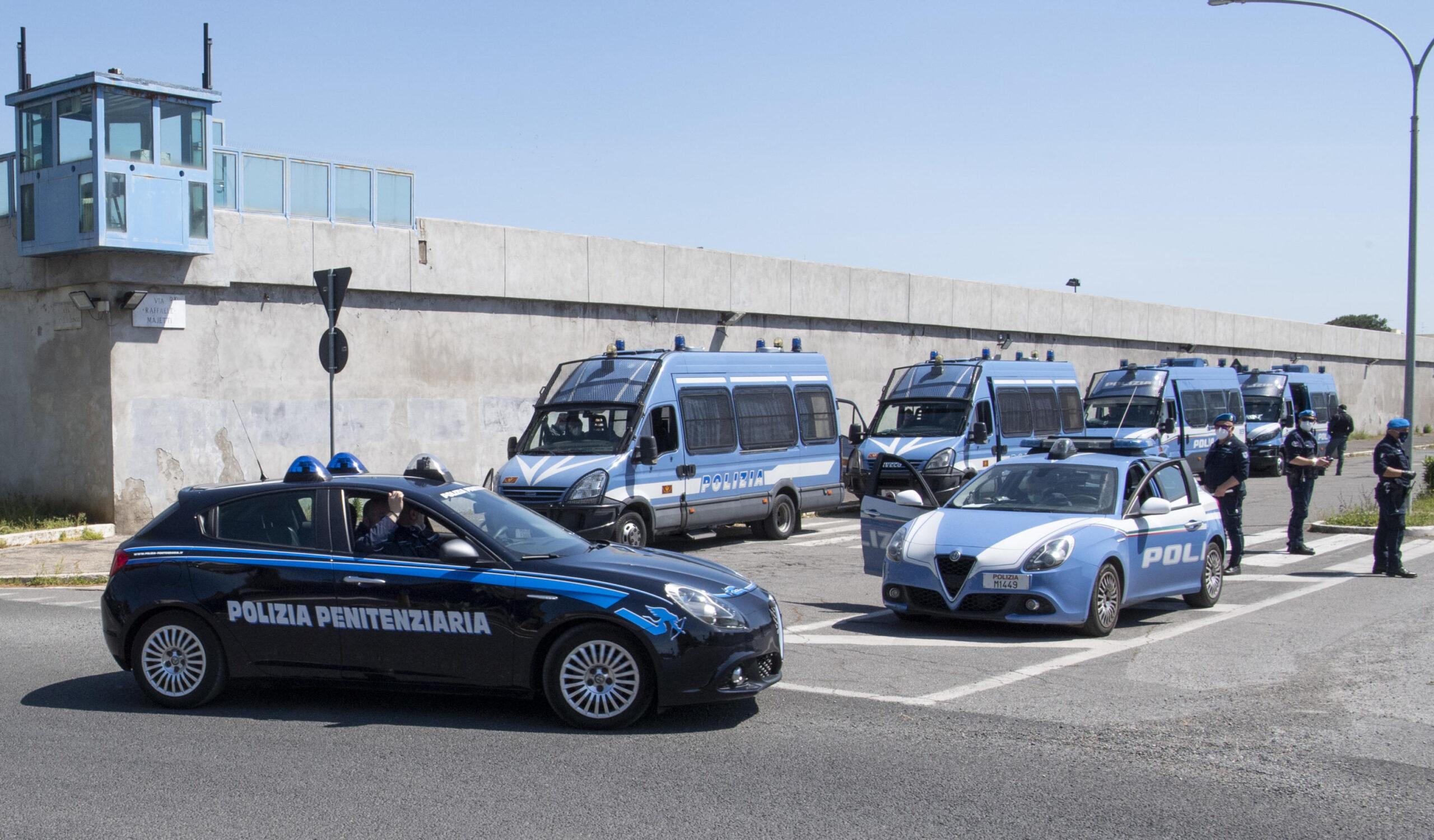 Carcere di Rebibbia, detenuto scavalca la recinzione e sale su una gru