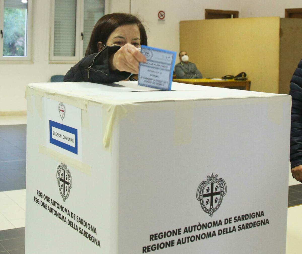 Sassari, scuola inagibile a Biancareddu: allestito seggio elettorale a casa di una pensionata