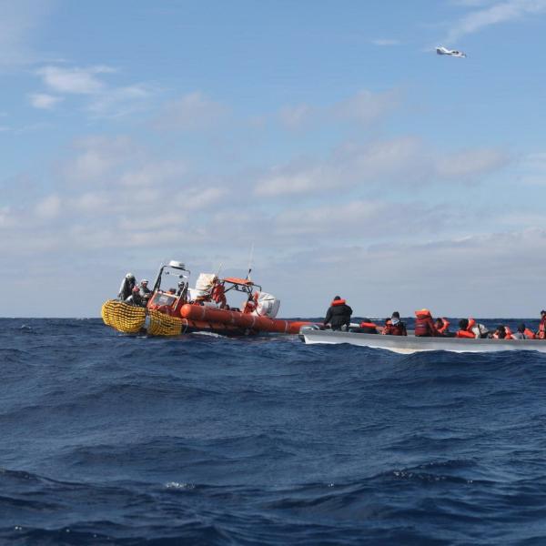 Migranti, imbarcazione si ribalta nel Canale della Manica: morta una bambina di 7 anni