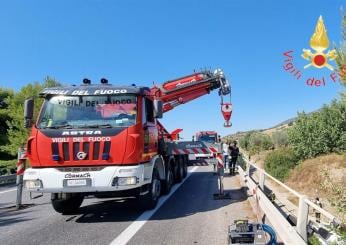 Taranto, un camion si scontra con due auto sulla S106: due morti