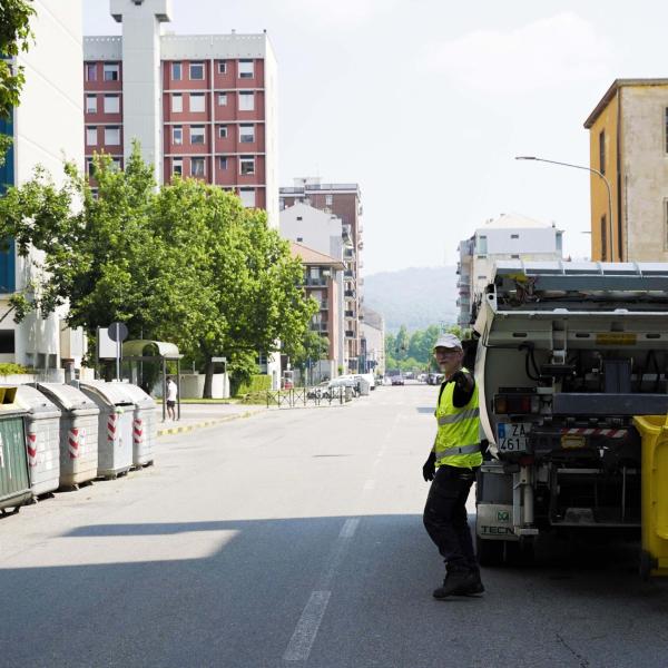 Cremona, terribile incidente sul lavoro a Soresina. Operatore ecologico rimane incastrato fra il muro e il furgone: è grave