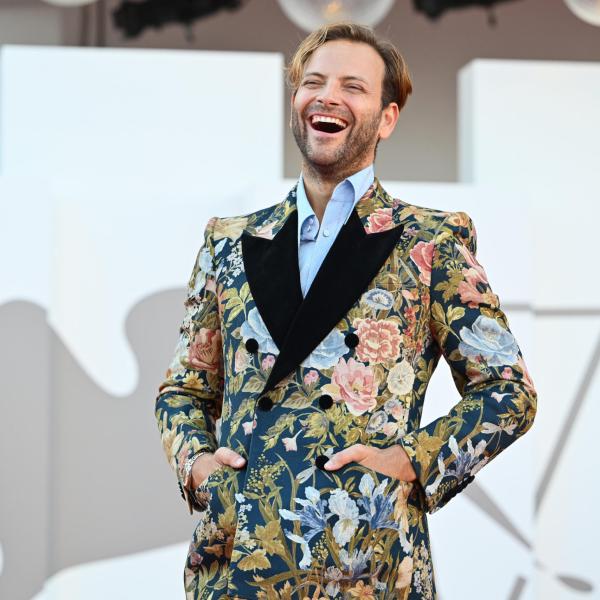 Alessandro Borghi ha la Sindrome di Tourette: “È bellissimo sapere che non c’è una cura a una cosa che hai”