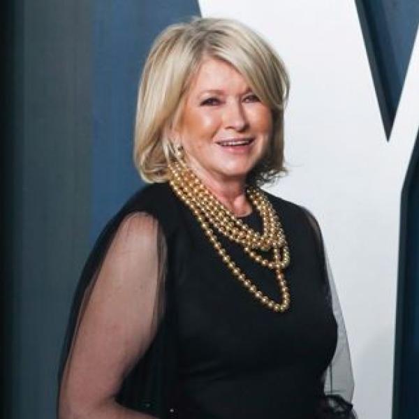 Martha Stewart posa per la copertina di Sports Illustrated a 81 anni | FOTO