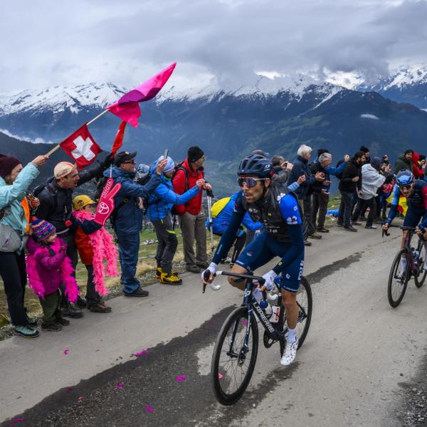 Giro d’Italia 2023, polemica per la tappa oggi tagliata di 125 km: “Non c’era troppo freddo”