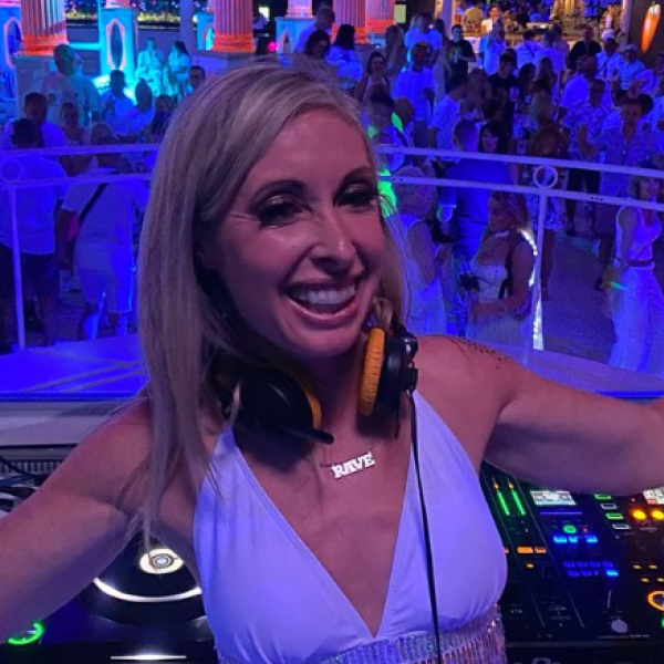 Chi è Sammy Dean? La dipendente che ha lasciato tutto per diventare una Dj: “Sono impulsiva, ma la vita può interrompersi in qualsiasi momento”