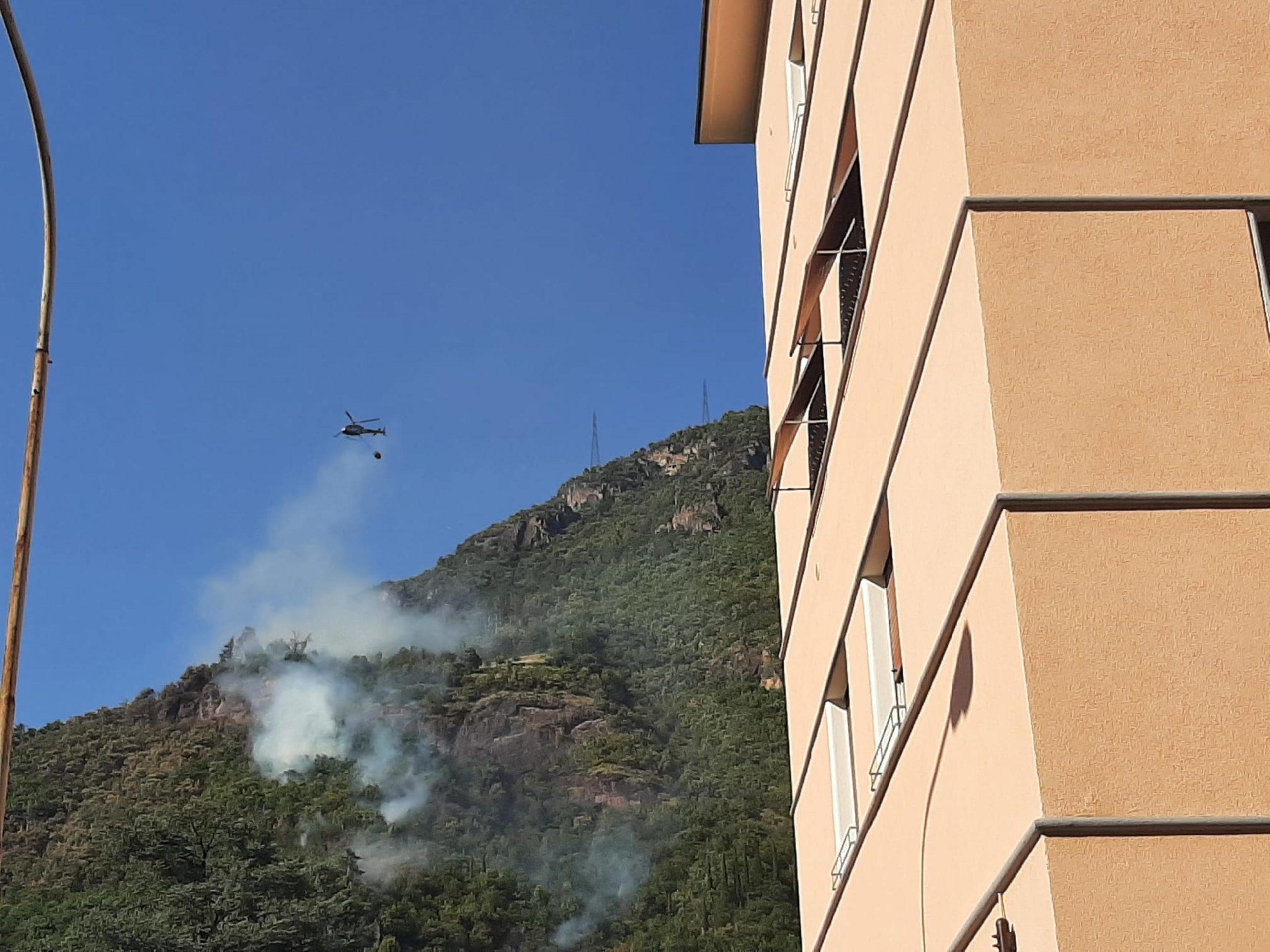 Incendio a Bolzano: il rogo al terzo piano di un edificio subito evacuato