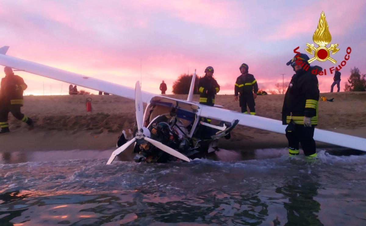 Pescara, ultraleggero atterra fuori pista: due feriti