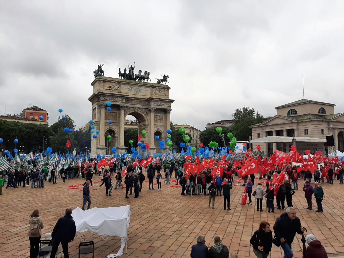 Milano, CGIL in piazza: Landini contestato dagli studenti